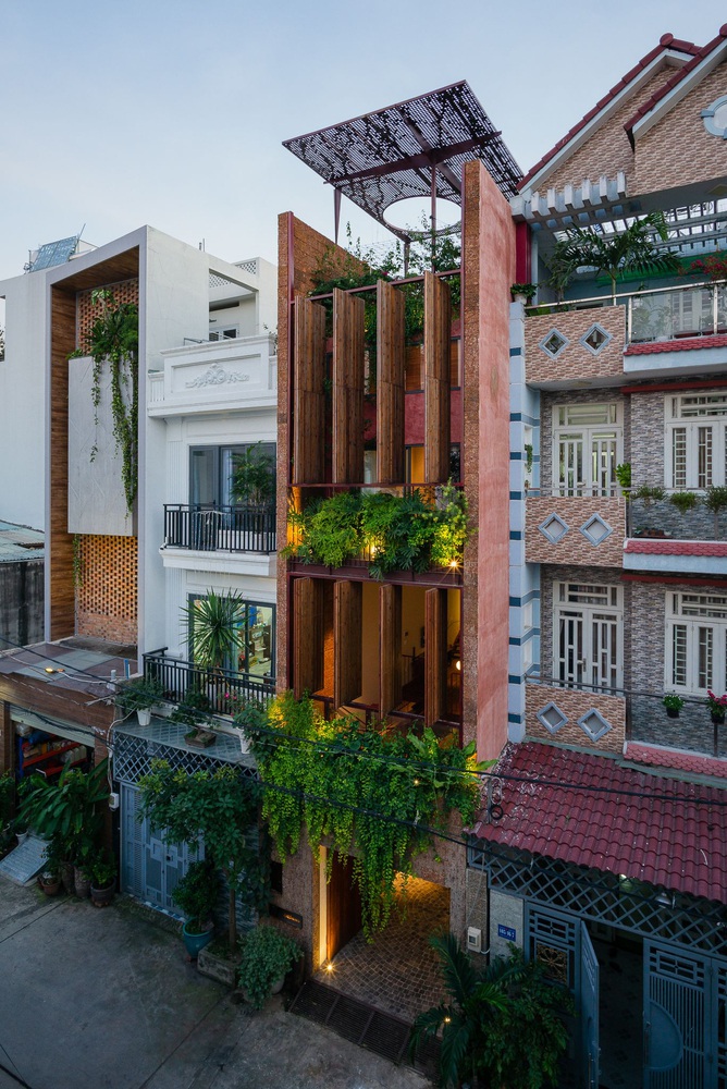Ấn tượng với ngôi nhà như đang &quot;thở&quot; với hệ thống cửa xoay và vườn cây xanh mát - Ảnh 1.