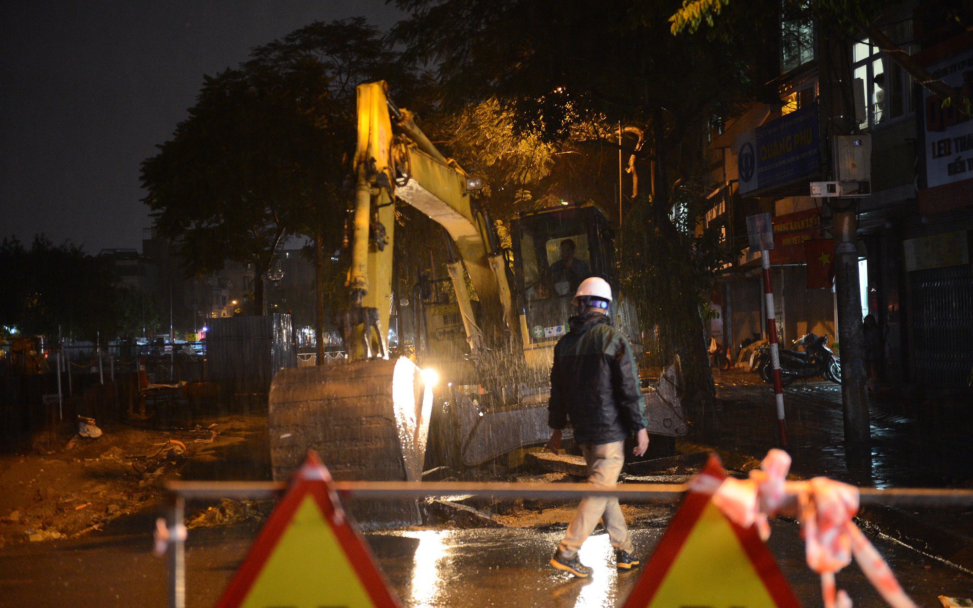 Trắng đêm "vá" đường bị sụt lún 23m do thi công gói thầu hơn 2.091 tỷ thuộc Dự án trọng điểm của TP Hà Nội