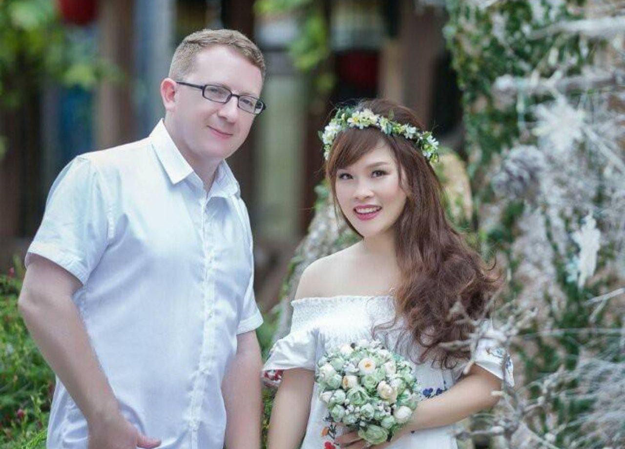 Chàng trai Ireland sang Việt Nam theo đuổi cô gái Thanh Hóa, nâng niu vợ suốt 7 năm qua - Ảnh 1.