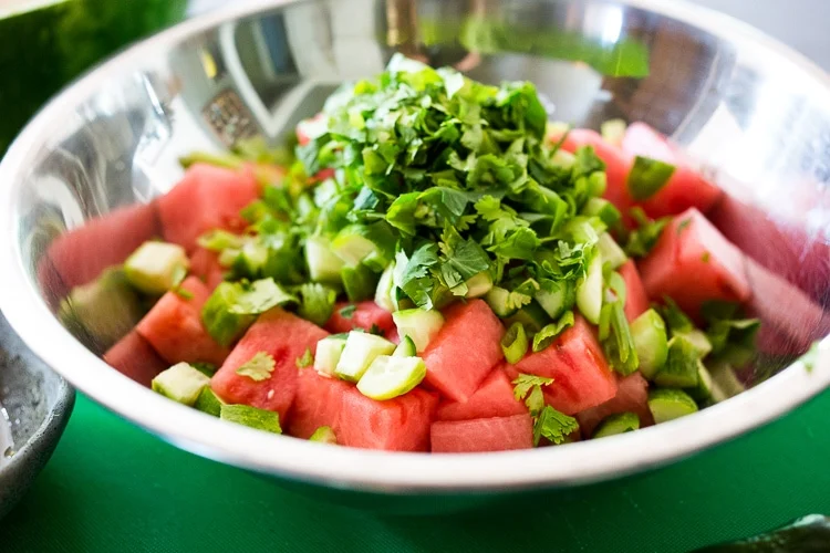 Biến tấu công thức salad dưa hấu với loại lá này không chỉ ăn vị cực lạ mà còn giúp trắng da, giảm cân hiệu quả - Ảnh 3.