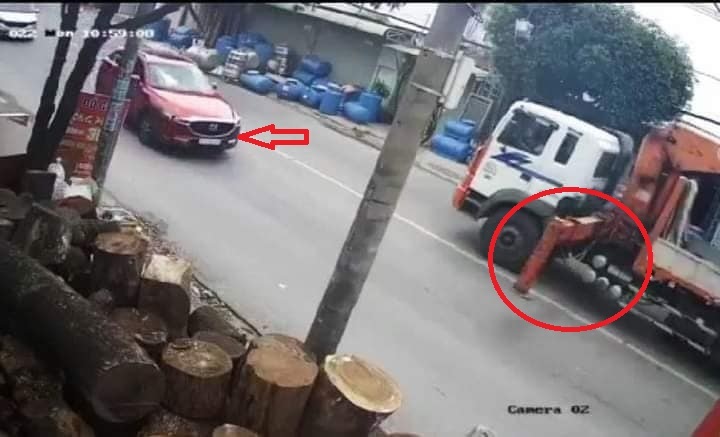 Clip 6 giây xe cẩu 'gạt chân' trúng ô tô ngược chiều gây phẫn nộ - Ảnh 1. Clip 6 giây xe cẩu 'gạt chân' trúng ô tô ngược chiều gây phẫn nộ - Ảnh 1.