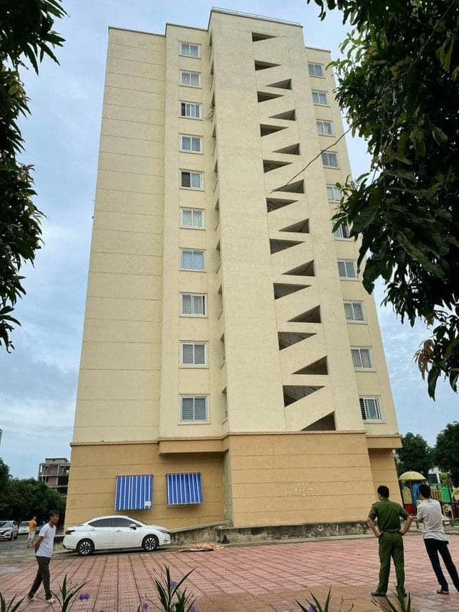 Phó Giám đốc Sở KHCN Thanh Hóa rơi lầu 5 tử vong - Ảnh 1. Phó Giám đốc Sở KHCN Thanh Hóa rơi lầu 5 tử vong - Ảnh 1.