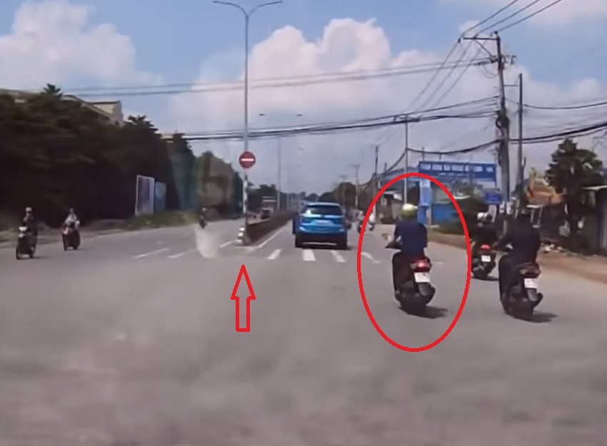 Xe máy bẻ lái khiến tài xế ô tô 'ú ớ', suýt gặp họa với xe tải ngược chiều - Ảnh 1. Xe máy bẻ lái khiến tài xế ô tô 'ú ớ', suýt gặp họa với xe tải ngược chiều - Ảnh 1.