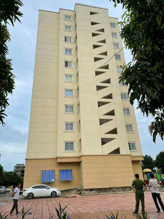 Người đ&agrave;n &ocirc;ng rơi từ tầng cao chung cư tử vong l&uacute;c s&aacute;ng sớm - Ảnh 1.