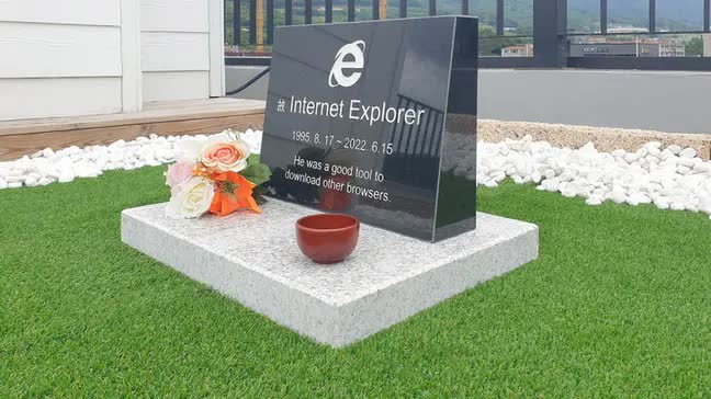 Vừa bị khai tử, Internet Explorer đã được &quot;dựng mộ&quot; tiếc thương tại Hàn Quốc, đọc dòng chữ tri ân khiến ai nấy không khỏi cảm thán - Ảnh 2.