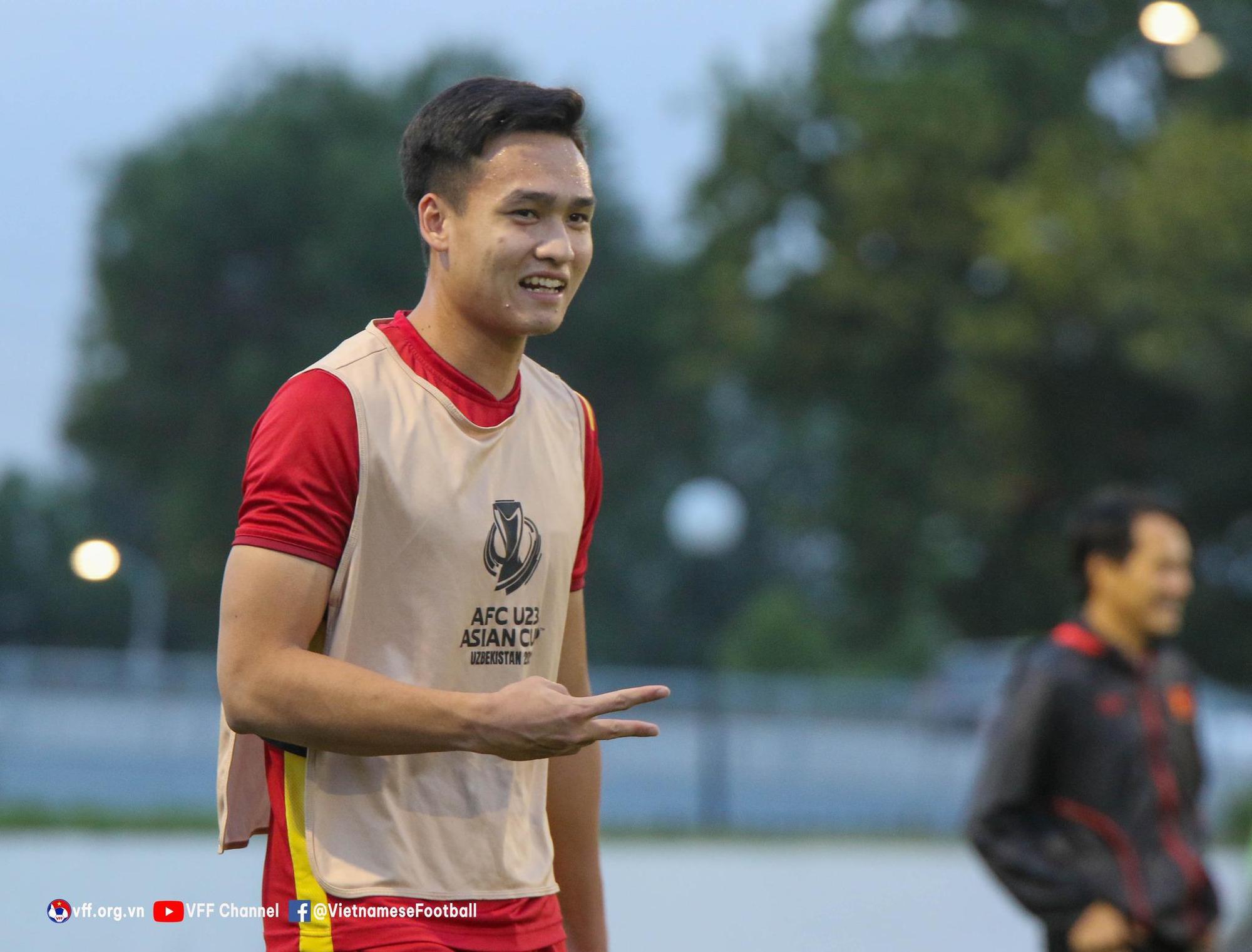 Bùi Hoàng Việt Anh tập luyện trước trận tứ kết U23 châu Á (Ảnh: VFF)