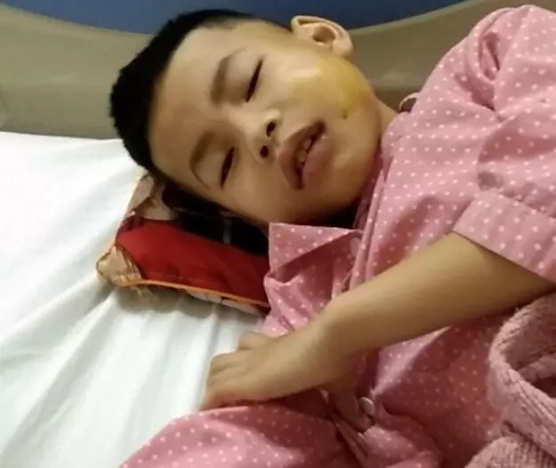 MS 764: Xót xa hoàn cảnh bé trai 10 tuổi mang khối u ác tính cần tiền điều trị - Ảnh 2.