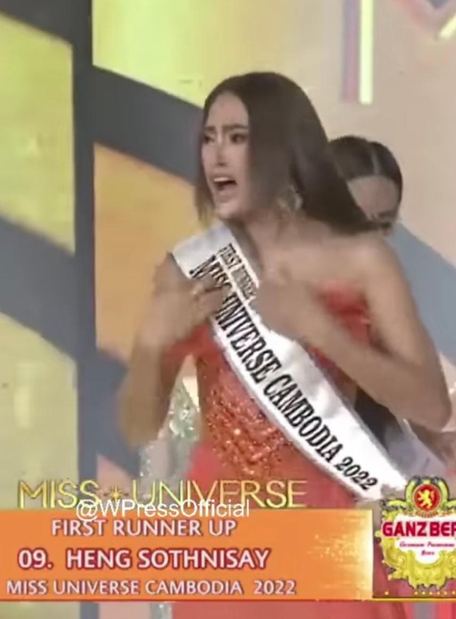 Khoảnh khắc Á hậu 1 hốt hoảng vì tưởng nhầm mình giành giải Hoa hậu Hoàn vũ Campuchia gây sốt - Ảnh 3.