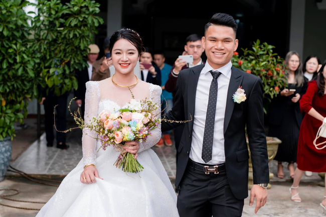 Phạm Xuân Mạnh không còn là cầu thủ nghèo nhất Việt Nam, cưới vợ đẹp, khoe nhà mới - Ảnh 8.