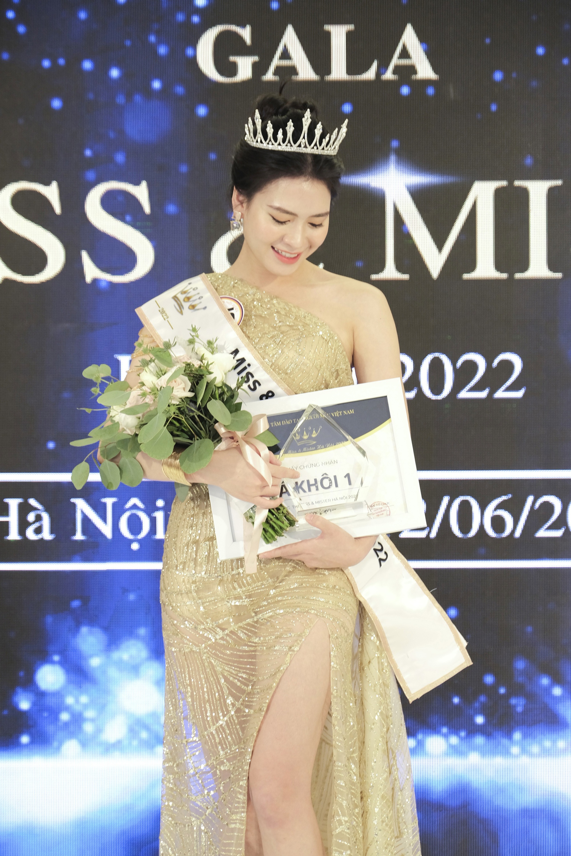 Nhan sắc nữ MC vừa giành ngôi Á khôi Miss & Mister Hà Nội 2022 - Ảnh 1.