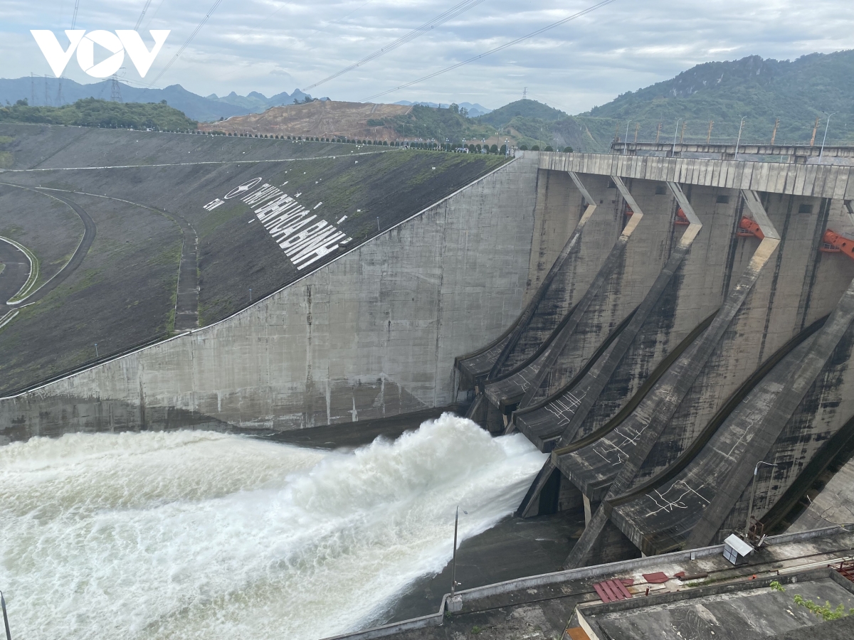 H&ograve;a B&igrave;nh mở cửa xả đ&aacute;y, nước cuồn cuộn đổ về hạ du - Ảnh 2.