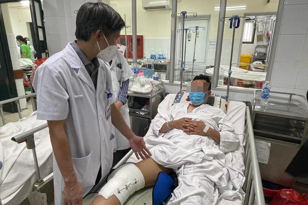 Người đàn ông nguy cơ teo một bên chân sau cú tiếp đất lúc đá bóng - Ảnh 1. Người đàn ông nguy cơ teo một bên chân sau cú tiếp đất lúc đá bóng - Ảnh 1.