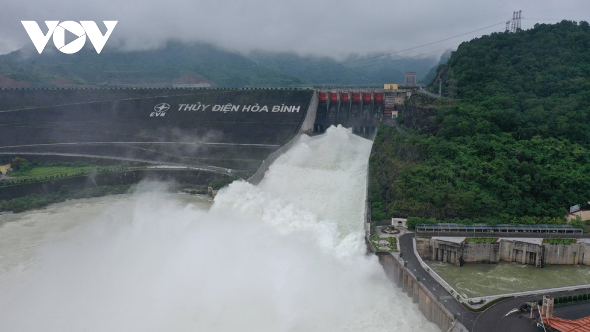 H&ograve;a B&igrave;nh mở cửa xả đ&aacute;y, nước cuồn cuộn đổ về hạ du - Ảnh 3.