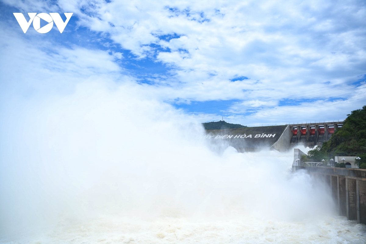 H&ograve;a B&igrave;nh mở cửa xả đ&aacute;y, nước cuồn cuộn đổ về hạ du - Ảnh 10.
