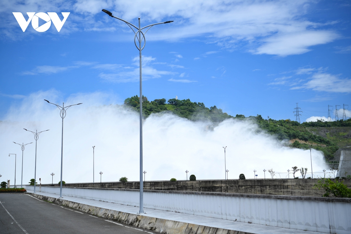 H&ograve;a B&igrave;nh mở cửa xả đ&aacute;y, nước cuồn cuộn đổ về hạ du - Ảnh 11.