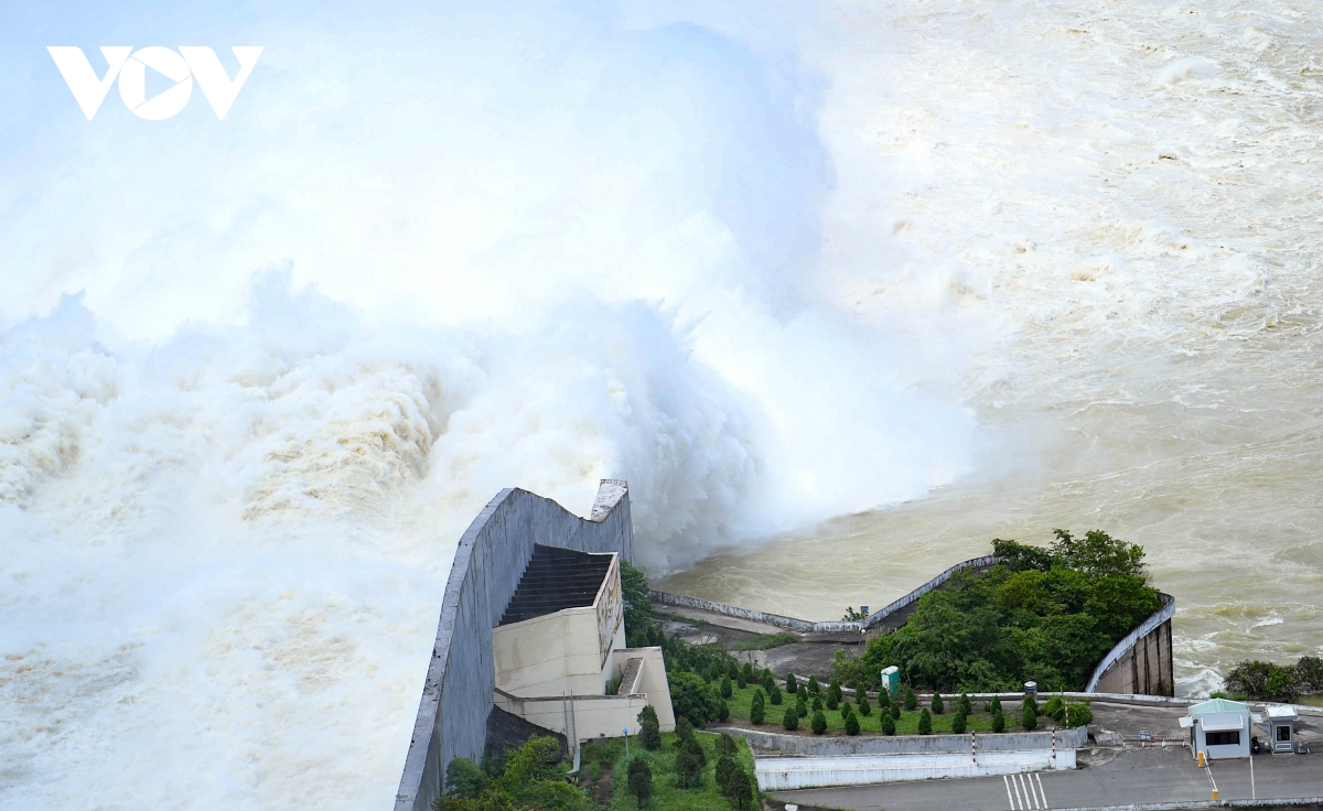 H&ograve;a B&igrave;nh mở cửa xả đ&aacute;y, nước cuồn cuộn đổ về hạ du - Ảnh 6.