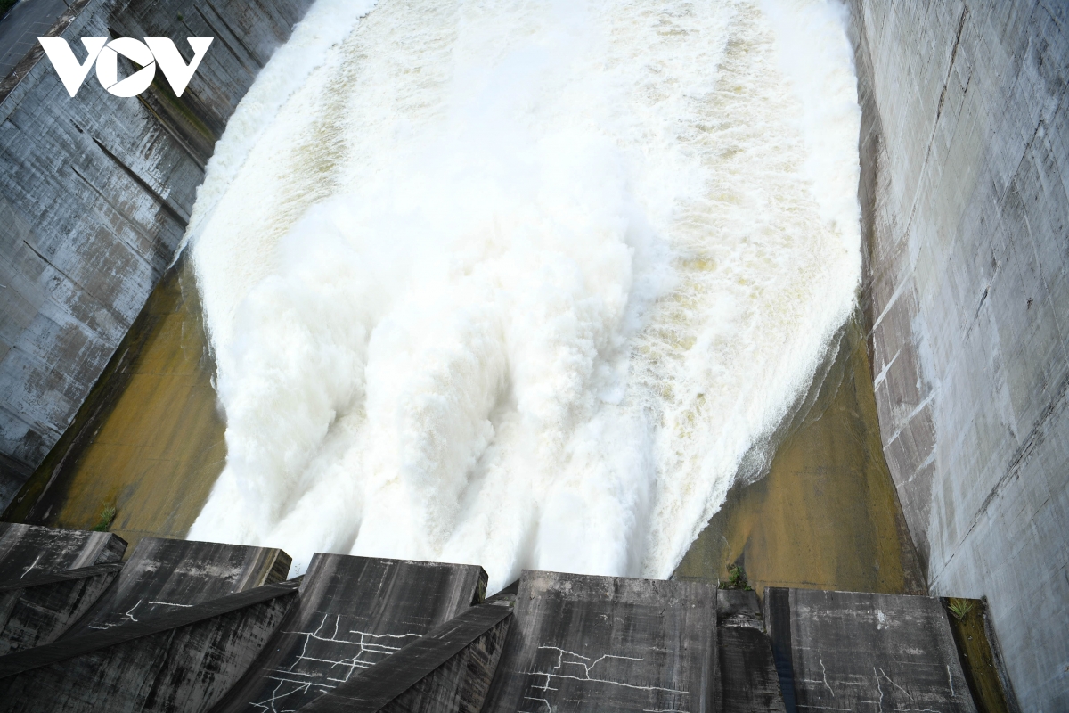 H&ograve;a B&igrave;nh mở cửa xả đ&aacute;y, nước cuồn cuộn đổ về hạ du - Ảnh 5.