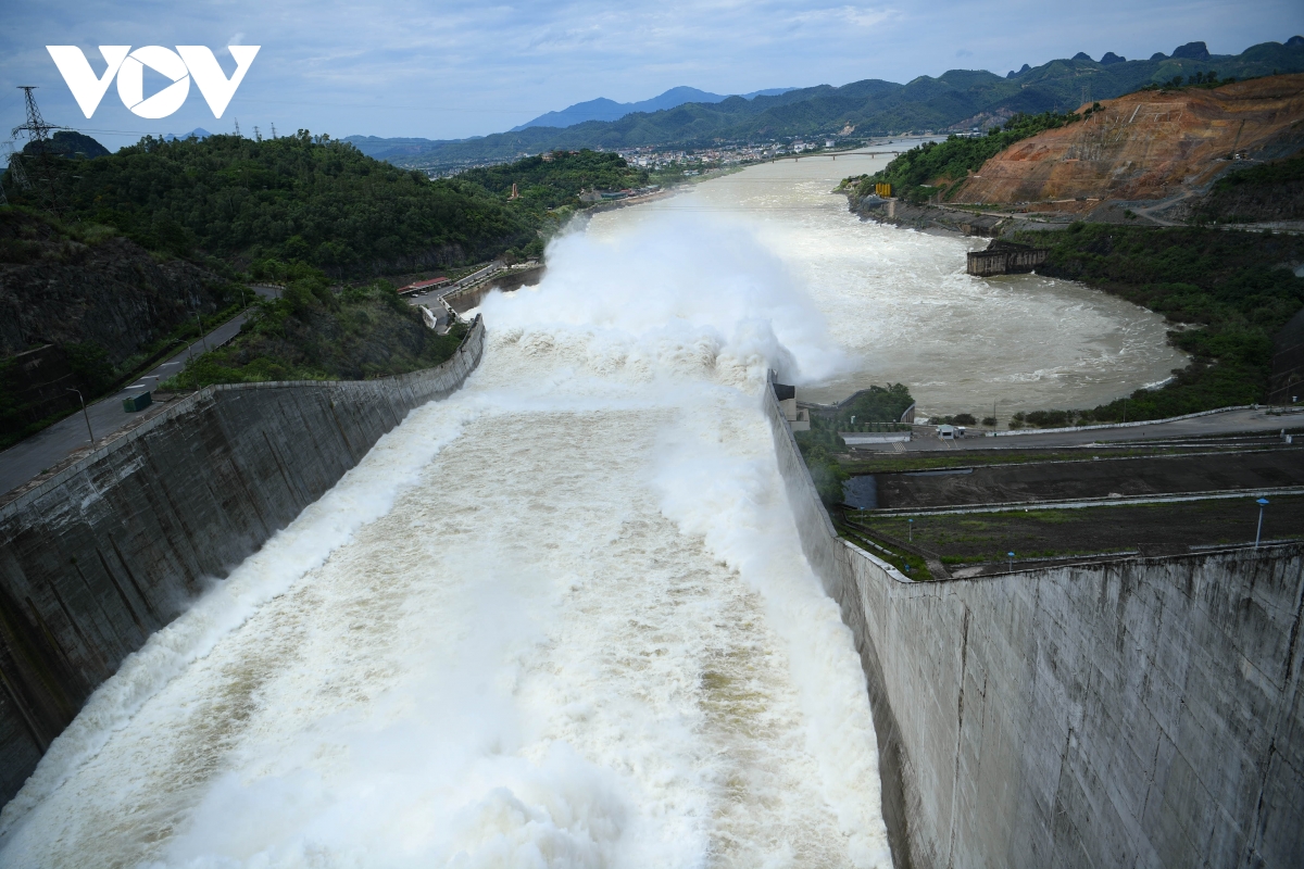 H&ograve;a B&igrave;nh mở cửa xả đ&aacute;y, nước cuồn cuộn đổ về hạ du - Ảnh 4.