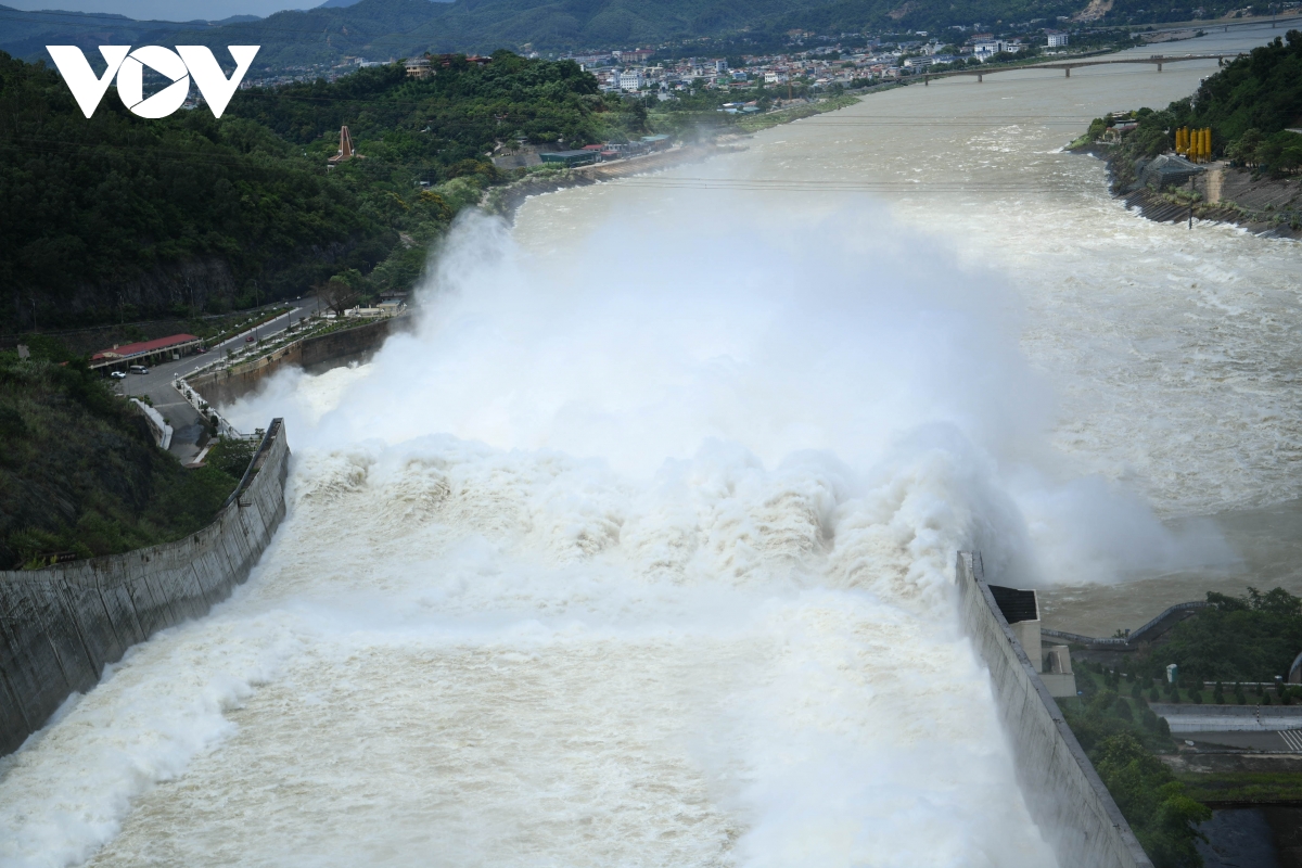 H&ograve;a B&igrave;nh mở cửa xả đ&aacute;y, nước cuồn cuộn đổ về hạ du - Ảnh 7.