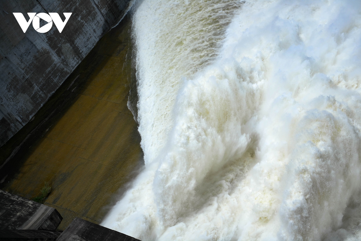 H&ograve;a B&igrave;nh mở cửa xả đ&aacute;y, nước cuồn cuộn đổ về hạ du - Ảnh 8.