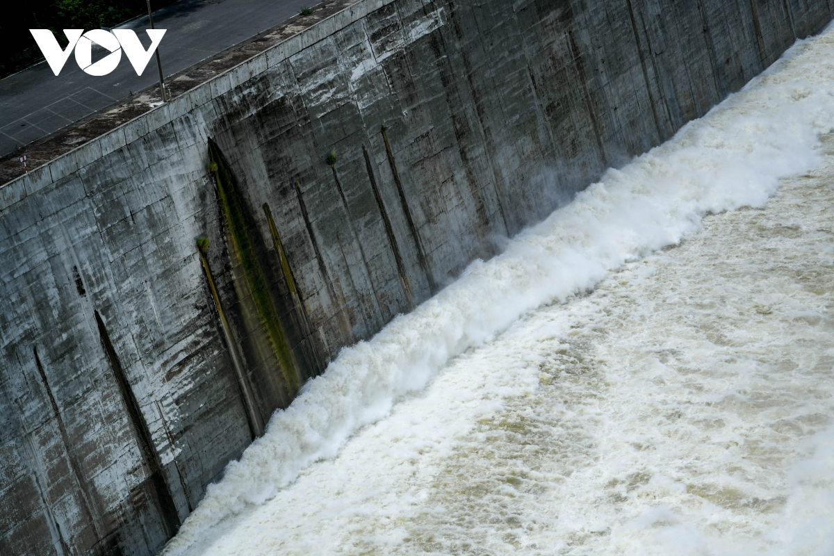 H&ograve;a B&igrave;nh mở cửa xả đ&aacute;y, nước cuồn cuộn đổ về hạ du - Ảnh 9.