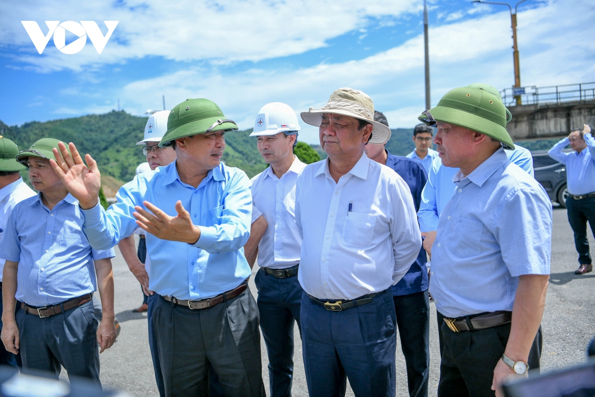 H&ograve;a B&igrave;nh mở cửa xả đ&aacute;y, nước cuồn cuộn đổ về hạ du - Ảnh 13.