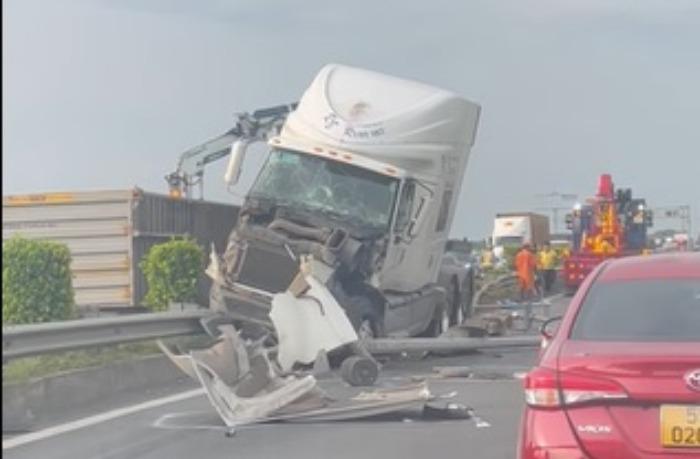 Xe container văng th&ugrave;ng h&agrave;ng tr&ecirc;n cao tốc Trung Lương, &ugrave;n tắc nhiều km - Ảnh 1.