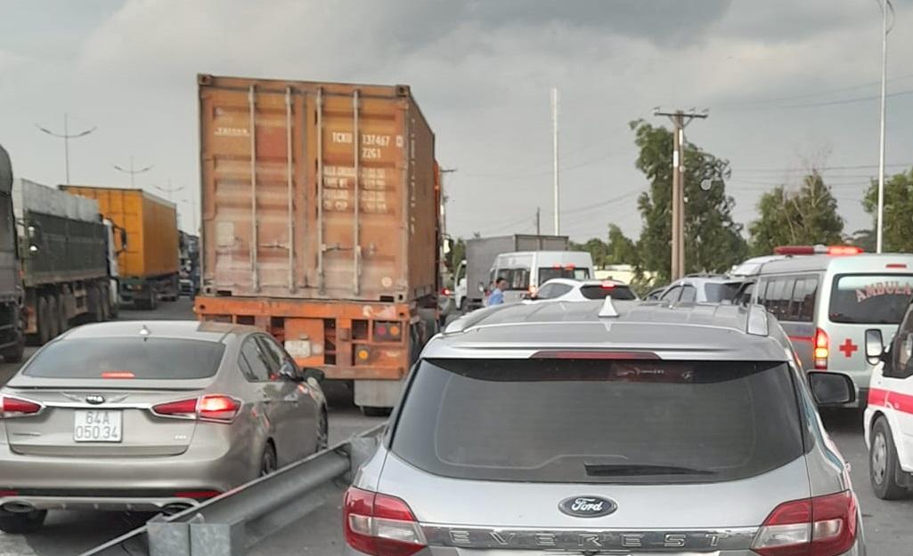 Xe container văng th&ugrave;ng h&agrave;ng tr&ecirc;n cao tốc Trung Lương, &ugrave;n tắc nhiều km - Ảnh 2.