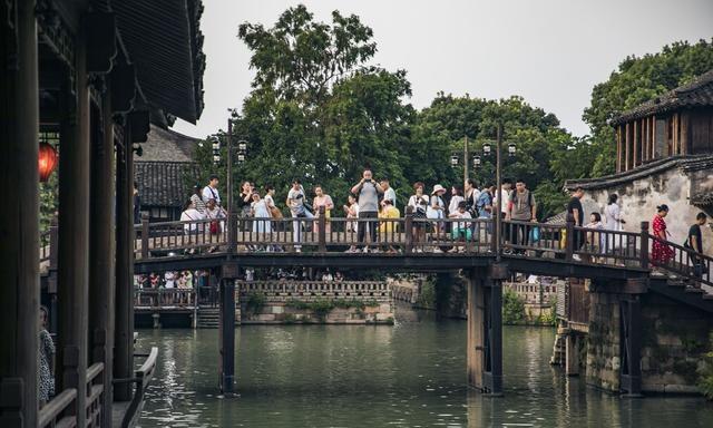 Cổ trấn &quot;giàu có&quot; nhất Trung Quốc: Mệnh danh ngọc trai đen của miền sông nước Giang Nam nhưng bị gọi là giả vì quá &quot;đậm mùi người&quot; - Ảnh 3.