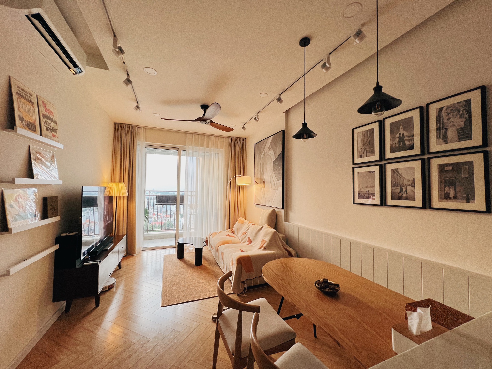 Căn hộ 75 m2 được chủ nhà tự lên ý tưởng thiết kế, tối giản nhưng &quot;chill&quot; - Ảnh 1.
