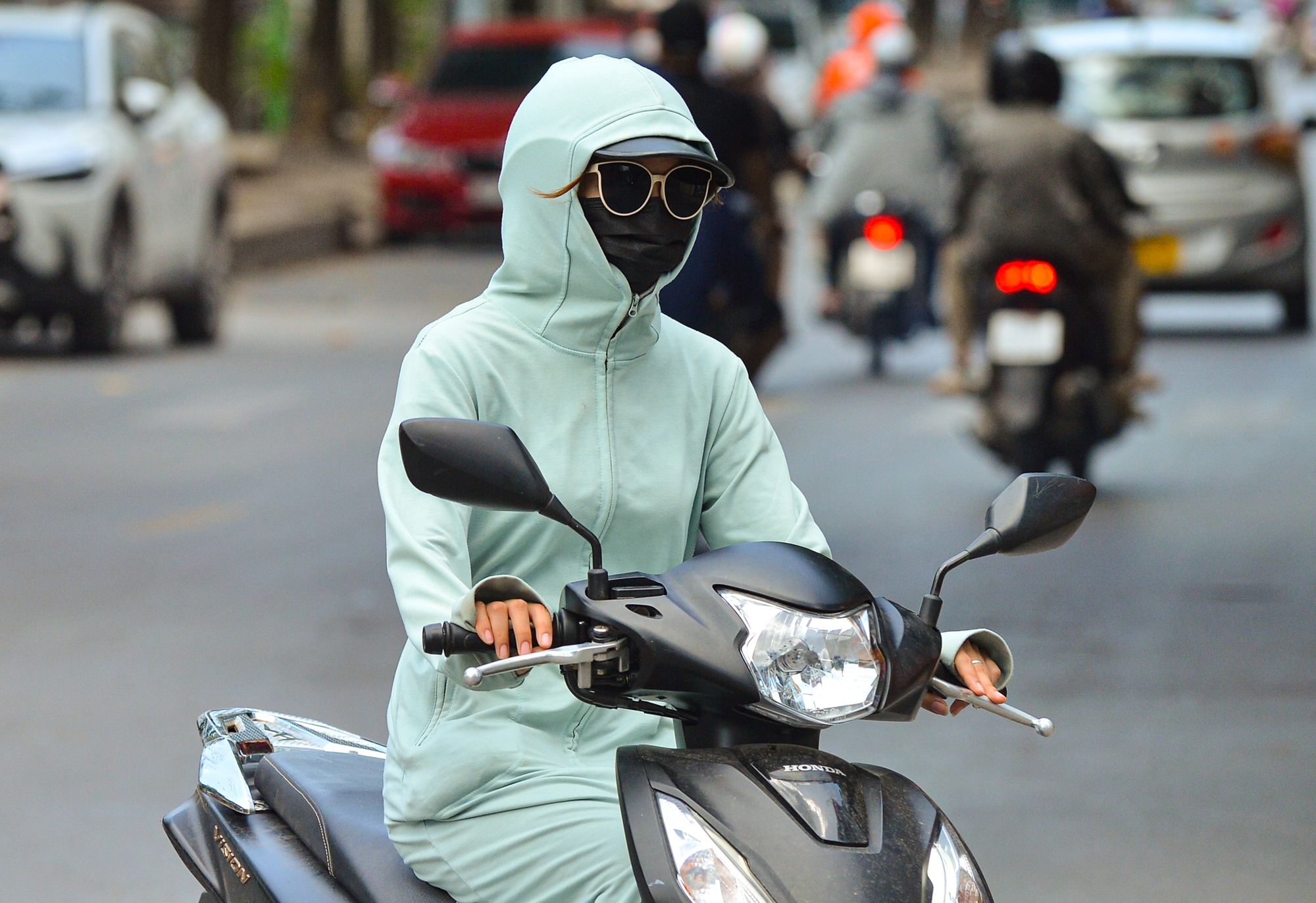 Ngày Hà Nội nắng nóng cao điểm: Phố đi bộ vắng tanh như chùa bà Đanh, người lao động liên tục dừng lại giữa đường tiếp nước - Ảnh 3.