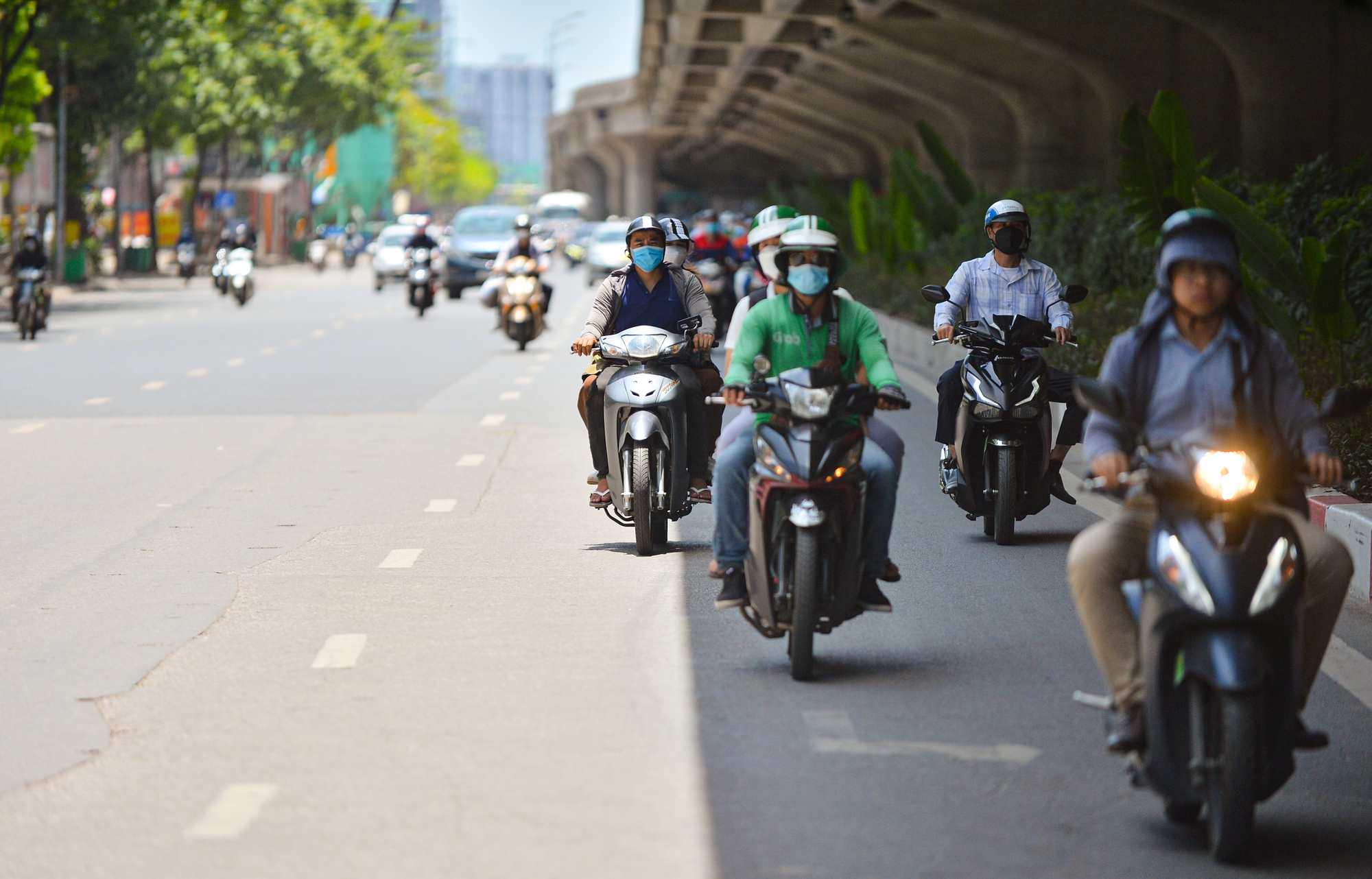 Ngày Hà Nội nắng nóng cao điểm: Phố đi bộ vắng tanh như chùa bà Đanh, người lao động liên tục dừng lại giữa đường tiếp nước - Ảnh 4.