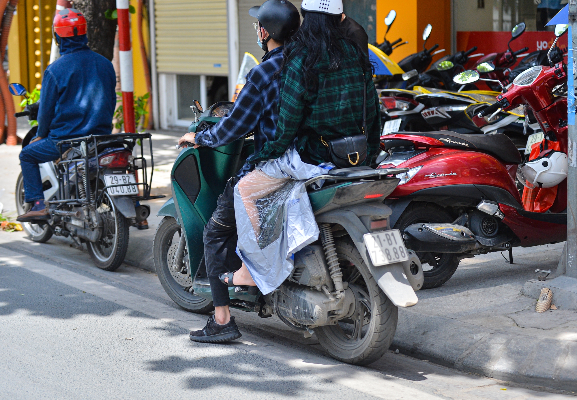 Ngày Hà Nội nắng nóng cao điểm: Phố đi bộ vắng tanh như chùa bà Đanh, người lao động liên tục dừng lại giữa đường tiếp nước - Ảnh 5.