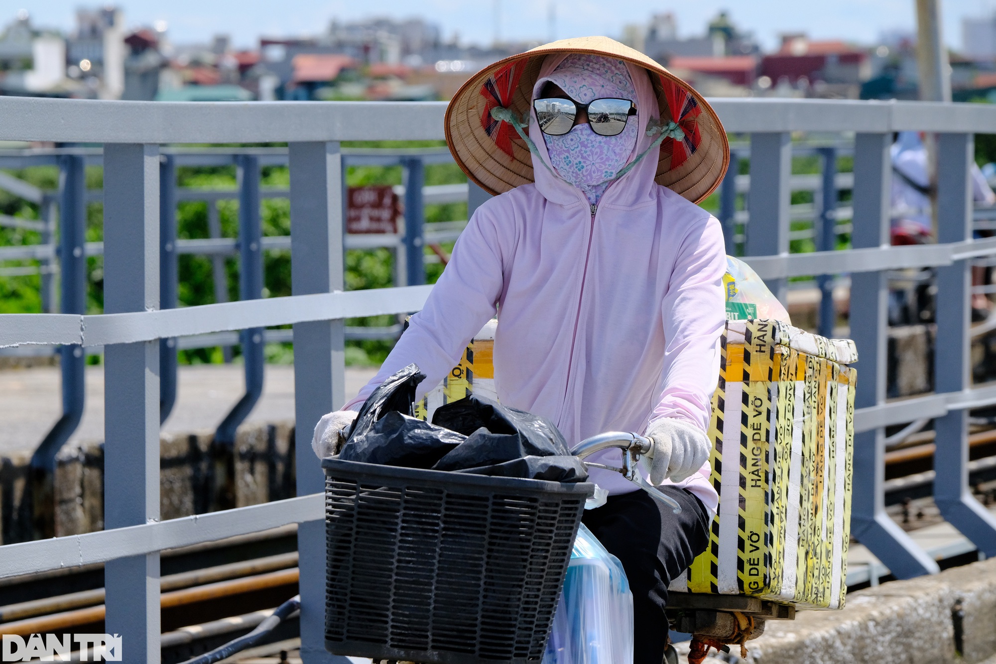 Nắng nóng như đổ lửa, người Hà Nội &quot;hạ nhiệt&quot; dưới gầm cầu, gốc cây - Ảnh 2.