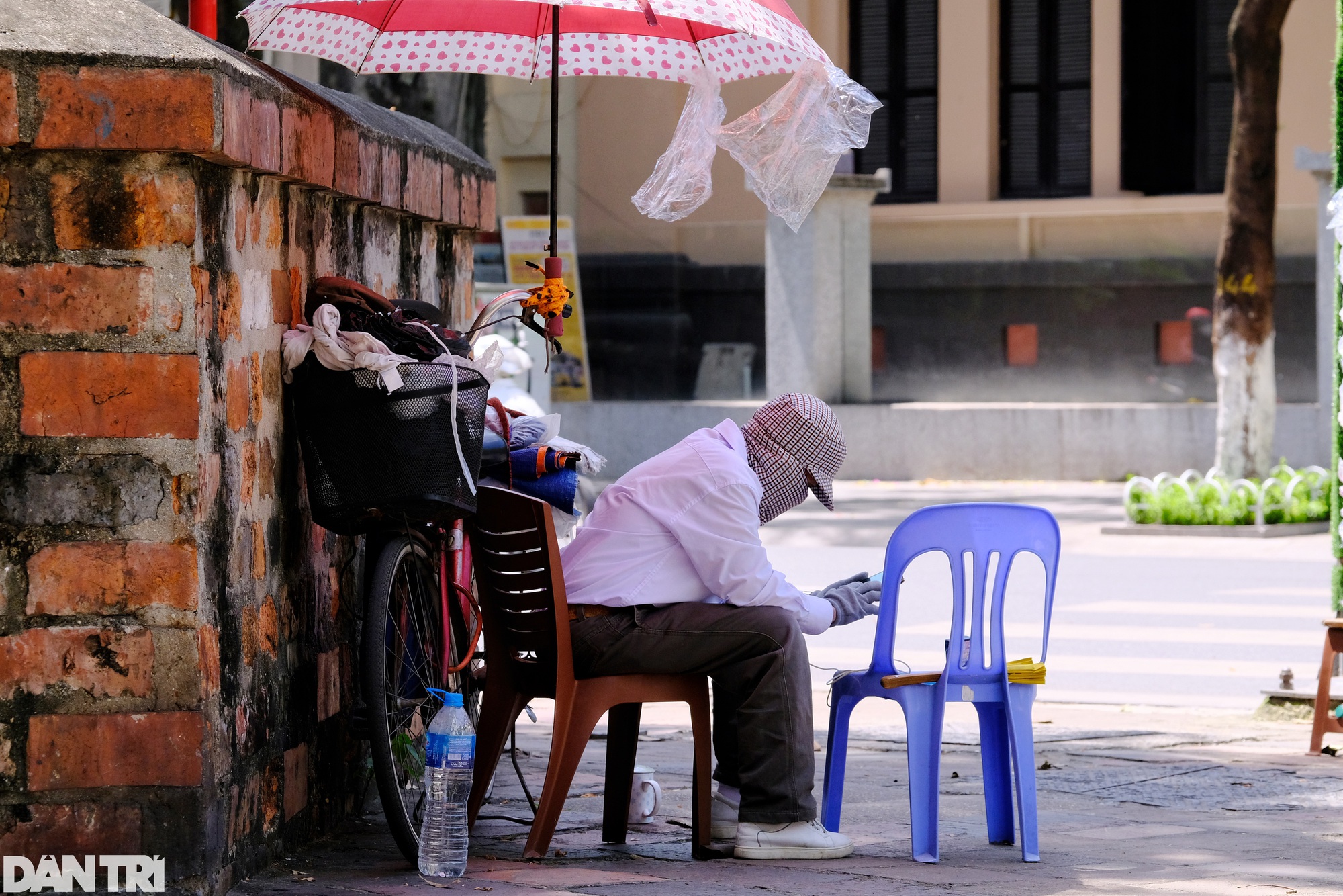 Nắng nóng như đổ lửa, người Hà Nội &quot;hạ nhiệt&quot; dưới gầm cầu, gốc cây - Ảnh 9.