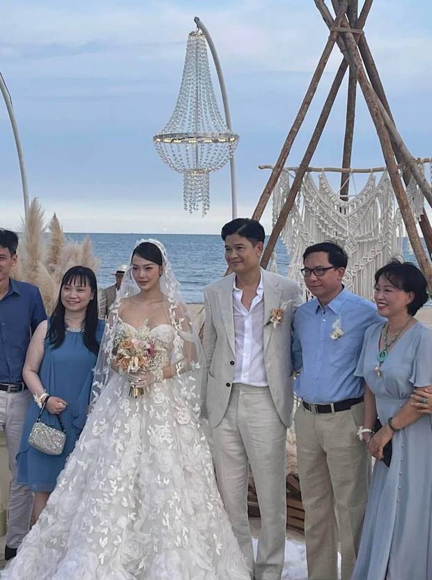 Toàn cảnh đám cưới của Minh Hằng và chồng doanh nhân: Chú rể lộ diện, vợ chồng son hôn nhau cực ngọt trên lễ đường - Ảnh 2.