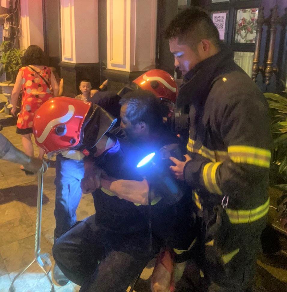Cháy nhà ở phố cổ Hà Nội trong đêm, cứu 2 người mắc kẹt - Ảnh 3.