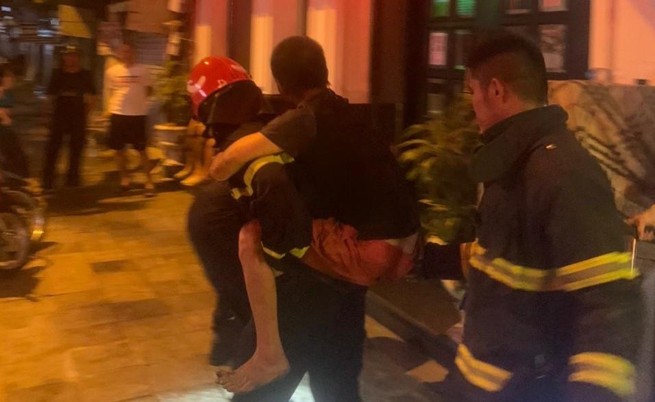 Cháy nhà ở phố cổ Hà Nội trong đêm, cứu 2 người mắc kẹt - Ảnh 4.