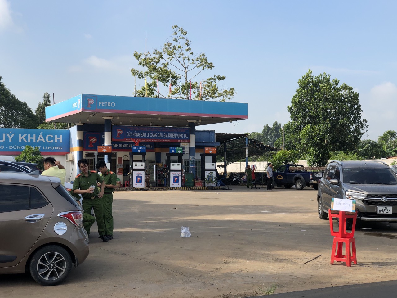 Công an đang phong tỏa, khám xét cây xăng ở Bà Rịa-Vũng Tàu - Ảnh 1. Công an đang phong tỏa, khám xét cây xăng ở Bà Rịa-Vũng Tàu - Ảnh 1.