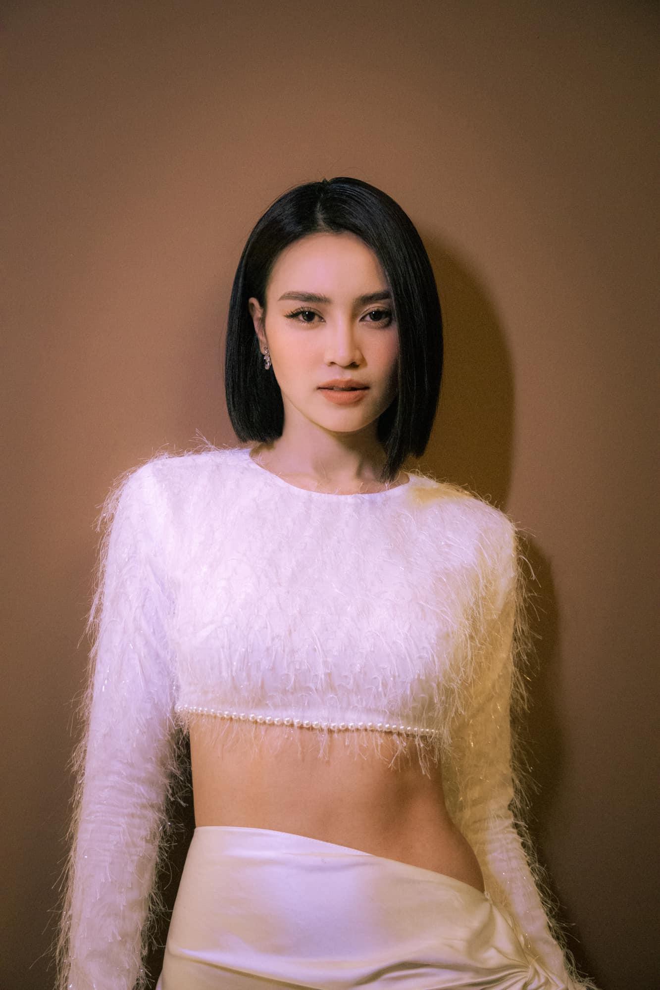 Mặc lại váy của Ninh Dương Lan Ngọc, Hoa hậu Thùy Tiên gây chú ý với vòng eo 'con kiến' sexy - Ảnh 10.