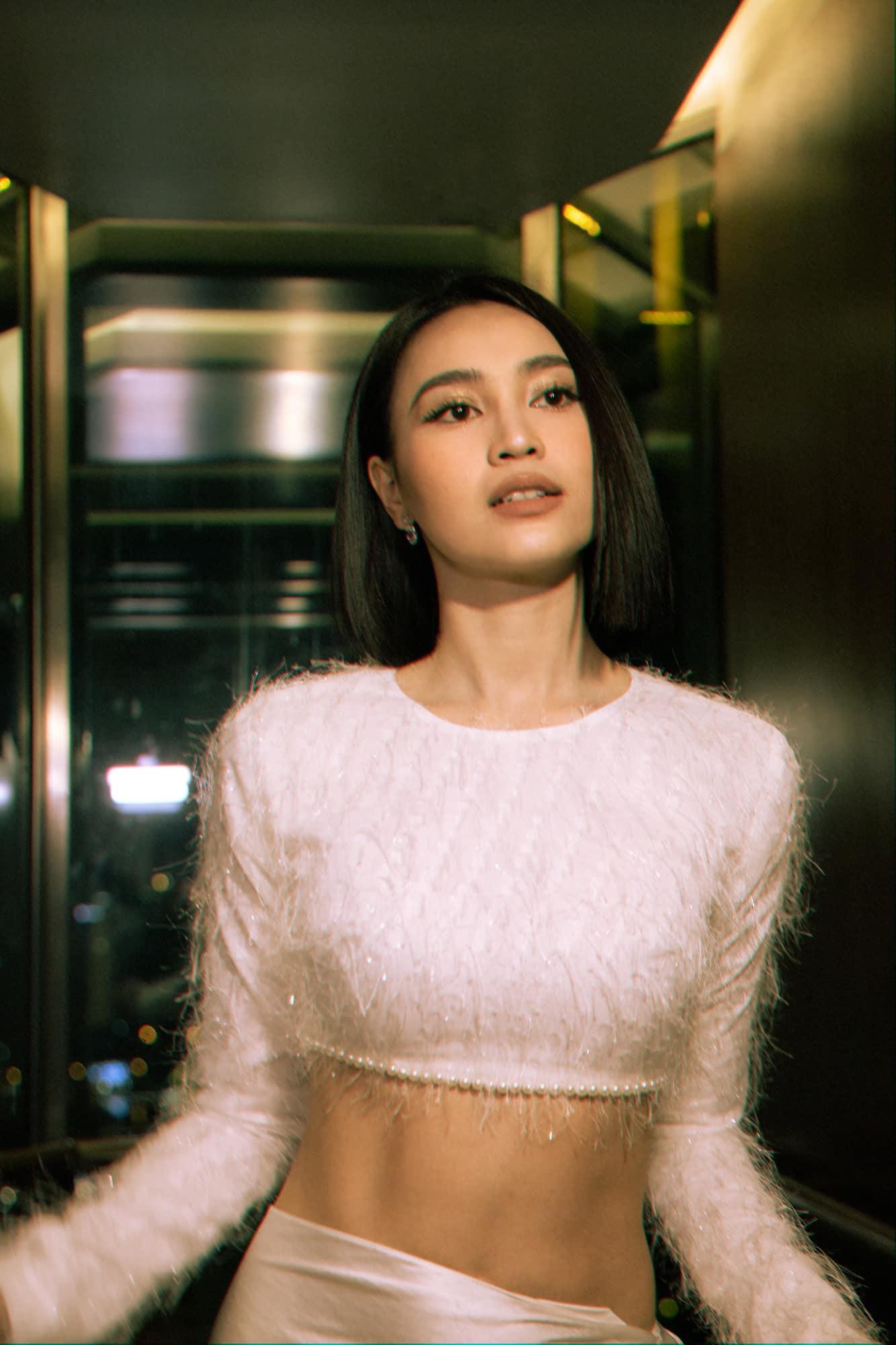 Mặc lại váy của Ninh Dương Lan Ngọc, Hoa hậu Thùy Tiên gây chú ý với vòng eo 'con kiến' sexy - Ảnh 8.