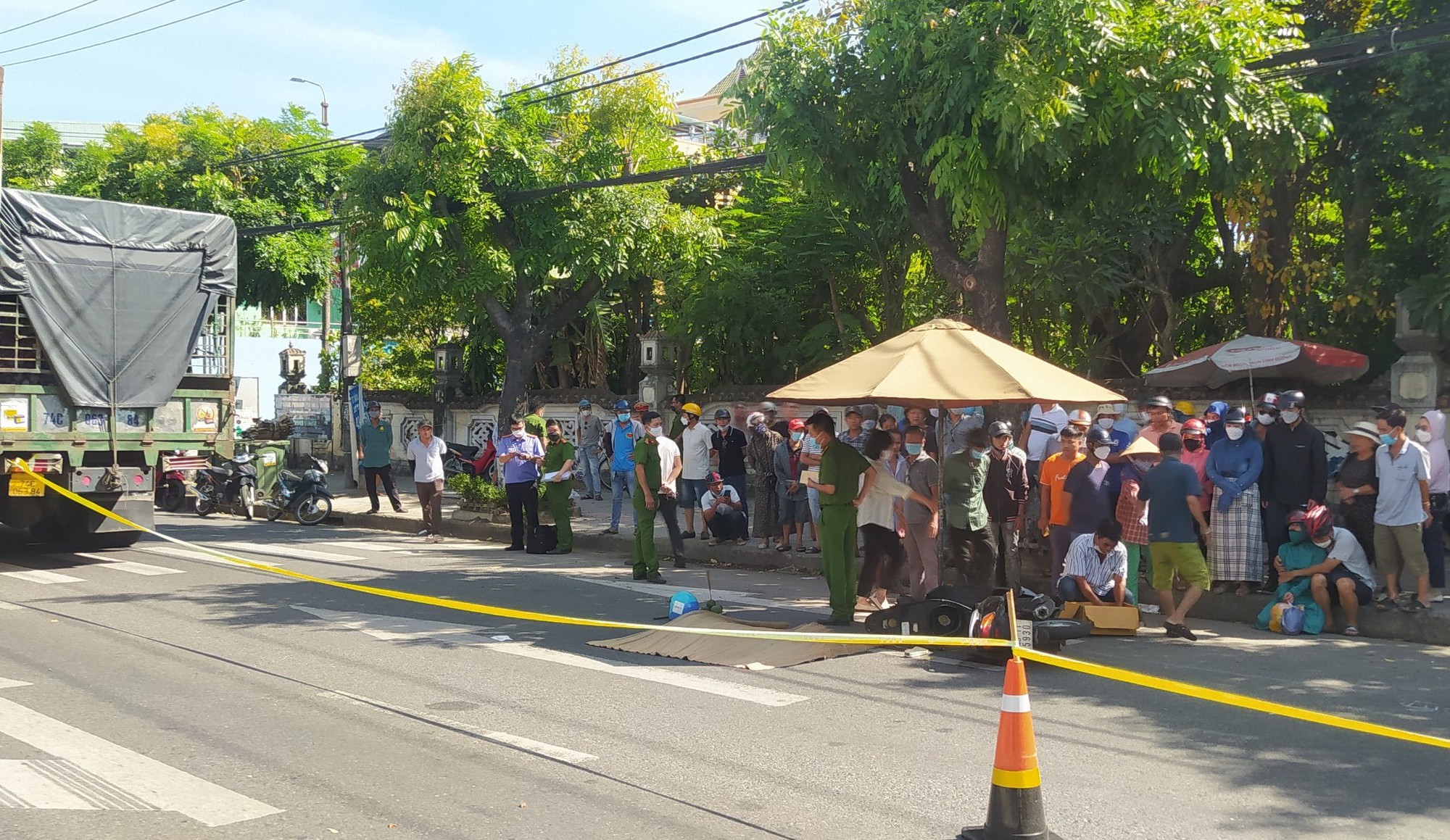 Tr&ecirc;n đường đi l&agrave;m, người phụ nữ bị &ocirc; t&ocirc; tải t&ocirc;ng tử vong thương t&acirc;m - Ảnh 3.