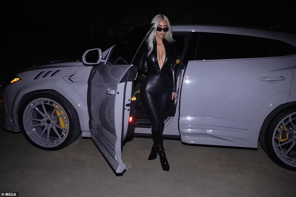 Kim Kardashian mặc đồ da liền thân bó sát, lộ vòng một nóng bỏng - Ảnh 6.