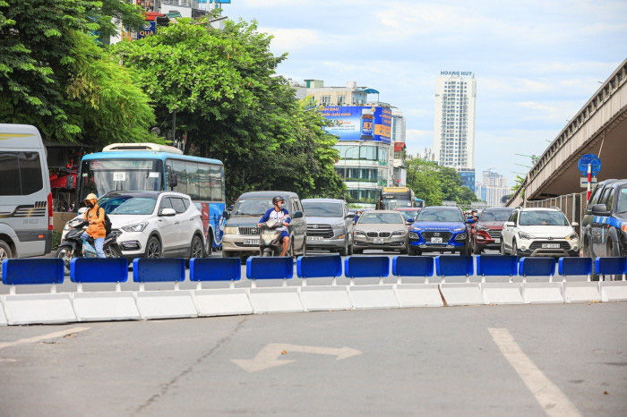 Xe ồ ạt ngược chiều tại các điểm nóng giao thông Hà Nội vừa tổ chức lại - Ảnh 3.