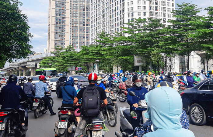 Xe ồ ạt ngược chiều tại các điểm nóng giao thông Hà Nội vừa tổ chức lại - Ảnh 5.