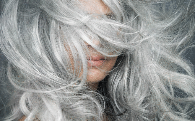 Thực hư tin đồn người tóc bạc ít bị ung thư, vị trí tóc bạc sẽ báo hiệu những bệnh gì liên quan - Ảnh 2.