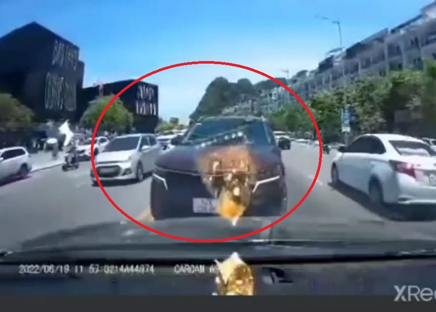Ô tô đi ngược chiều còn ngang ngược, chờ CSGT tới mới ngoan ngoãn lạ thường! - Ảnh 1. Ô tô đi ngược chiều còn ngang ngược, chờ CSGT tới mới ngoan ngoãn lạ thường! - Ảnh 1.