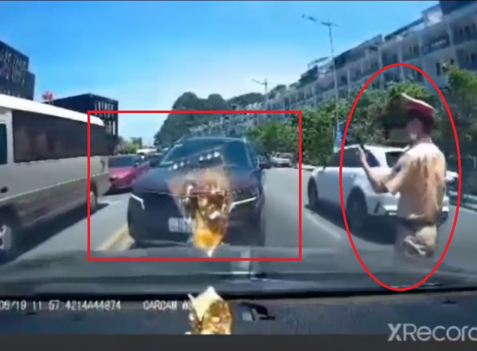 Ô tô đi ngược chiều còn ngang ngược, chờ CSGT tới mới ngoan ngoãn lạ thường! - Ảnh 2. Ô tô đi ngược chiều còn ngang ngược, chờ CSGT tới mới ngoan ngoãn lạ thường! - Ảnh 2.