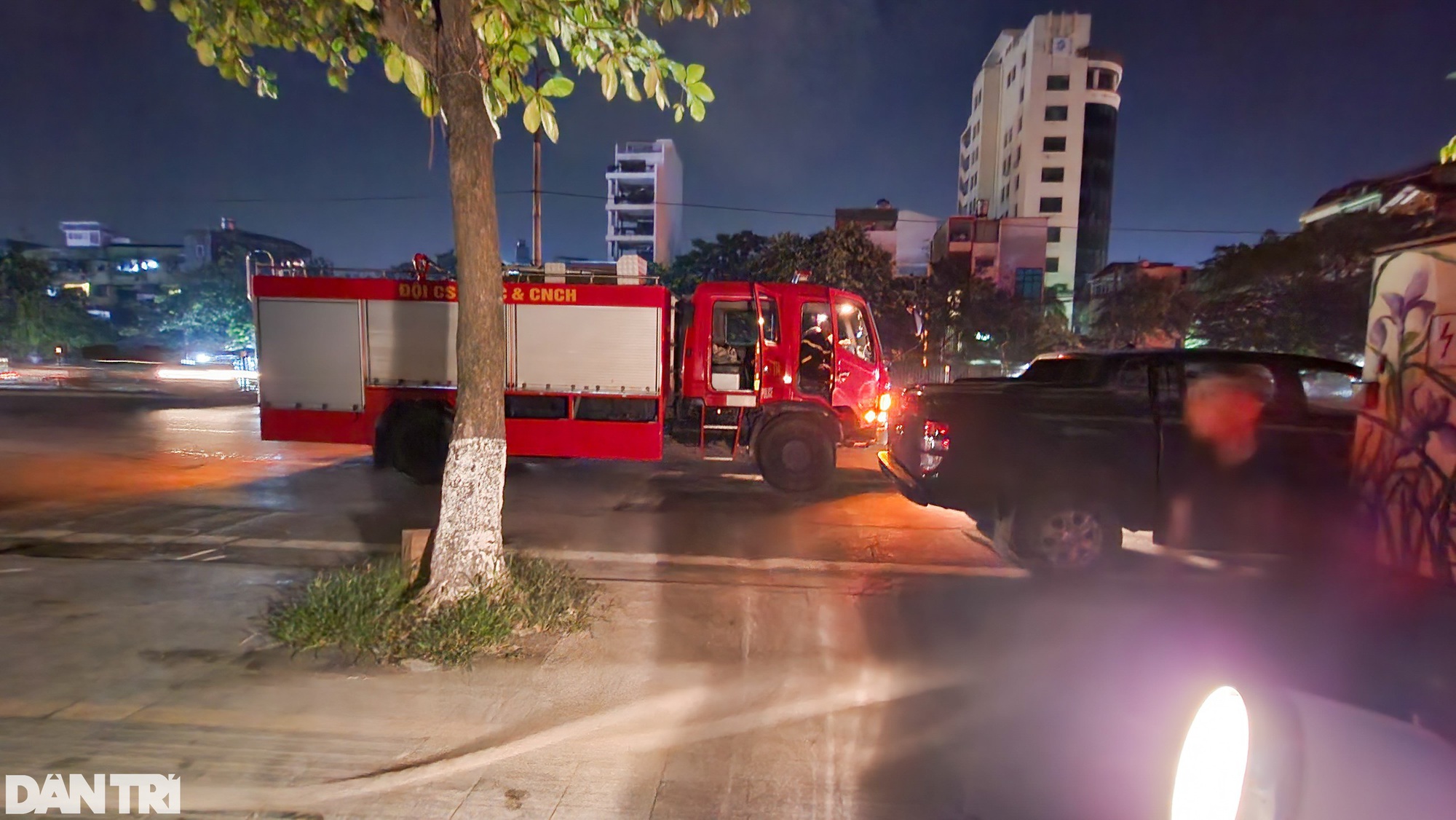 Ngôi nhà 3 tầng bốc cháy dữ dội, cả khu phố bị cắt điện trong đêm - Ảnh 2. Ngôi nhà 3 tầng bốc cháy dữ dội, cả khu phố bị cắt điện trong đêm - Ảnh 2.
