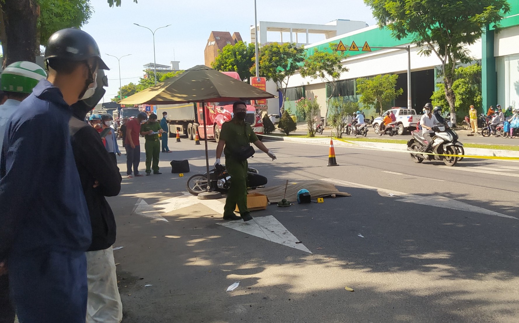 Tr&ecirc;n đường đi l&agrave;m, người phụ nữ bị &ocirc; t&ocirc; tải t&ocirc;ng tử vong thương t&acirc;m - Ảnh 2.